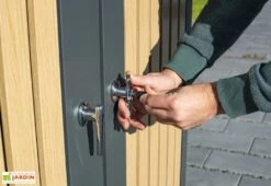 Cache Poubelle Extérieur Double Acier Imitation Bois – 2x 240 Litres -Solid || Axi || EXIT TOYS Soldes Boutique detail poignees cache poubelle westmann wmhhwtc 62